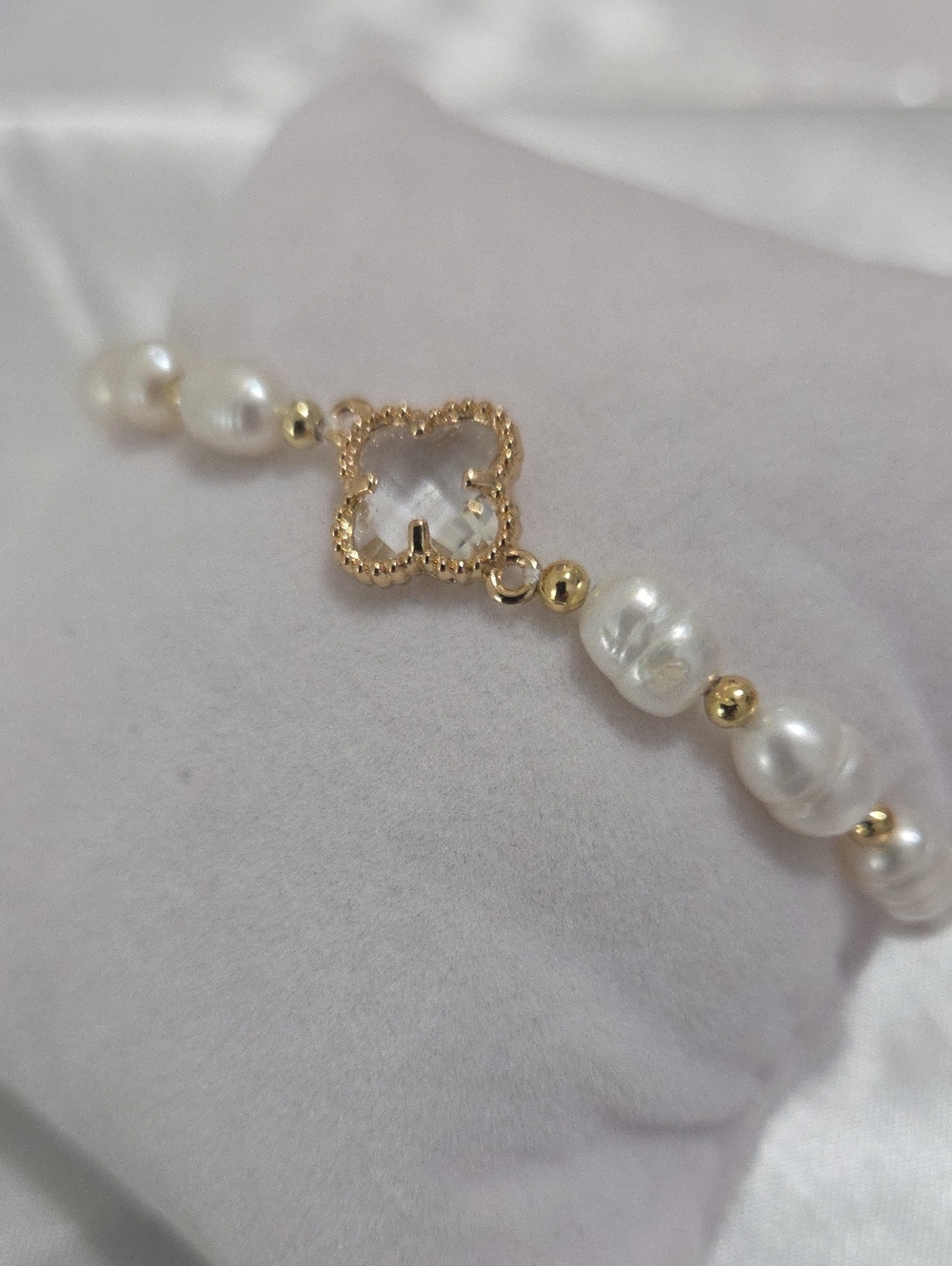 Pearl & Gold Clover Accent Bracelet - White/Gold